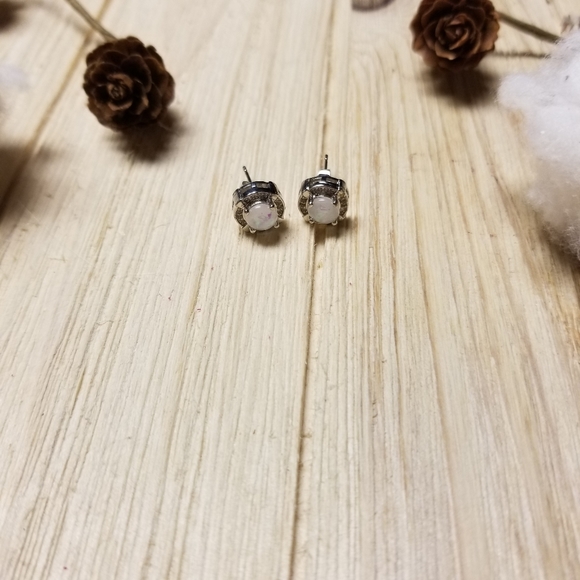 Beautiful round 925 sterling SILVER White Fire Opal stud - Picture 9 of 9